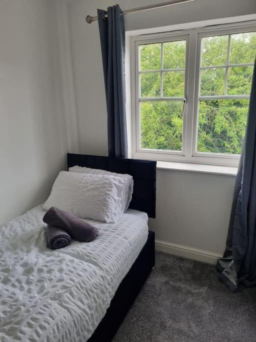 Maidstone Villa 3 Bedroom Free Sports Channels,Parking Sleeps 7 ภายนอก รูปภาพ